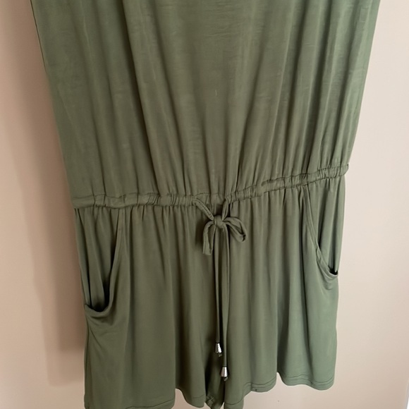 NWOT Women’s Romper - Picture 3 of 3
